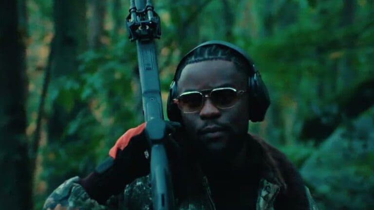 Guy2Bezbar and SDM set the mood with “Dis moi”!
