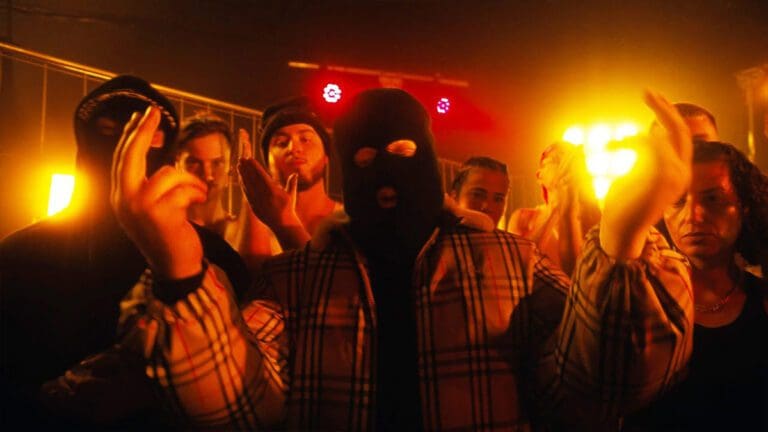 “Viens que je j’te frappe” – that’s the strong message Kalash Criminel conveys.