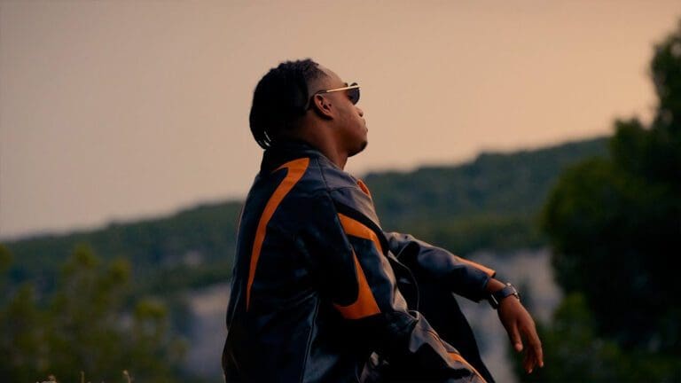 Bouss is back with a new single “Coloré”!