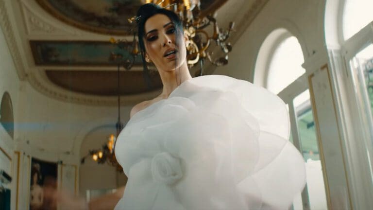 Lyna Mahyem is “Full” in front of her audience!