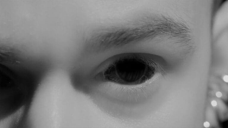 SCH prefers “Les Hommes Aux Yeux Noirs”!