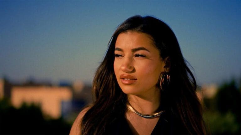 Iliana takes a stand against stereotypes with “Laisse Tomber” !