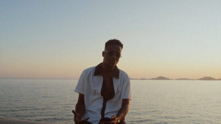 Kakouprod enlists SAF for “Dis moi tout”!